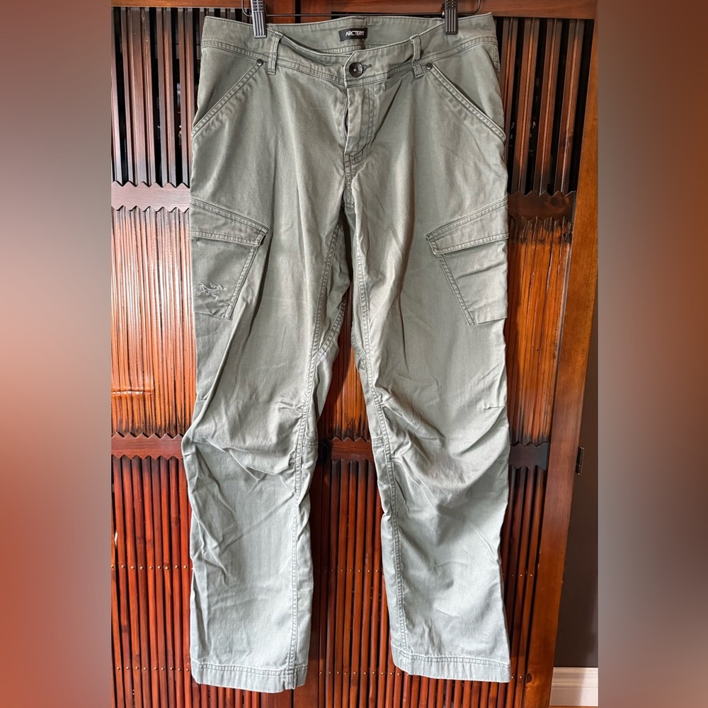 Arc'teryx Women’s Cargo Pants in Sage Green